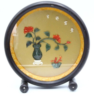 Auktion 364<br>Schaubild aus Jade und Koralle, Holzrahmen, H-19 cm [1]