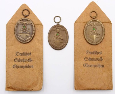 Auktion 364<br>3x Schutzwall-Abzeichen, 2x neuwertig in orig. Tüten [1]