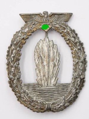 Auktion 364<br>Kriegsmarine Minensucher Nadel, verso Hersteller [1]