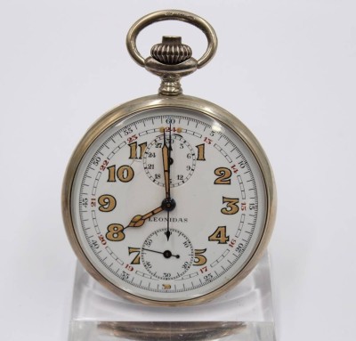 Auktion 364<br>wohl Militär-Taschenuhr, Leonidas, 800er Silbergehäuse, Kronenaufzug, Werk läuft, Glas mit Riss, ca. D-5cm [1]