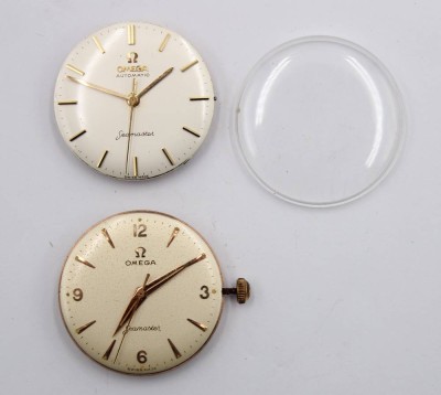 Auktion 364<br>2x Werke für Armbanduhren, OMEGA Seamaster, Automatik und Handaufzug, Werke laufen, 1x Krone fehlt, ca. D-3cm [1]
