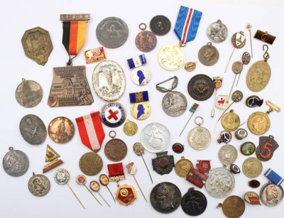 Auktion 364<br>Konvolut div. Kleinabzeichen und Anstecker, einige älter [1]