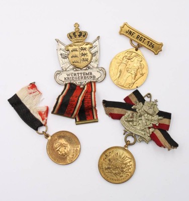 Auktion 364<br>4x div. Abzeichen, Kriegerbund [1]