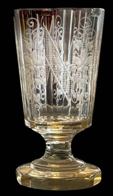 Auktion 364<br>Glas auf Stand mit  Blumenschliff, H-13 cm [1]