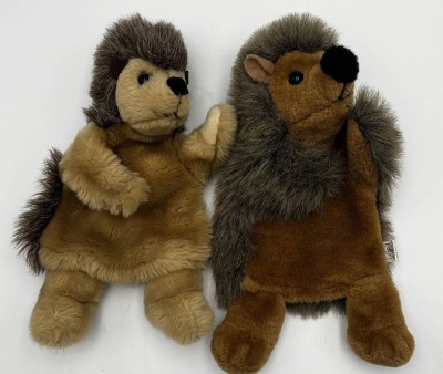 Auktion 364<br>Stoff-Handpuppen, 2x Igel, 1x Steiff (K+F) & 1x Herzl, H: a 29cm [1]