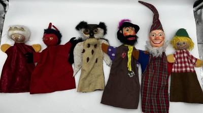 Auktion 364<br>Puppentheater, 6x versch. Holzkopf-Figuren, bespielte Erhaltung, reinig. bed., H: 25cm ~ 45cm [1]