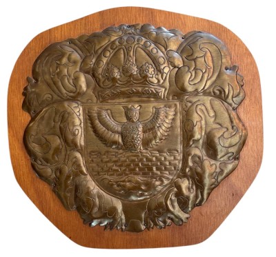 Auktion 364<br>Messing Relief auf Holzplatte [1]