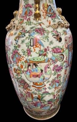 Auktion 364<br>Große chinesische Rosenmedaillon-Vase aus dem 19. Jhd.China, H-62 cm, D-ca. 28 cm,  Hals geklebt, aufwendiges  Figurendekor [1]