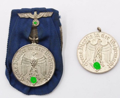 Auktion 364<br>Medaillen 4 Jahre treue Dienste in der Wehrmacht, 1x am Band [1]