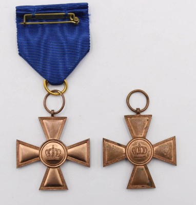Auktion 364<br>2x Preussen: Dienstauszeichnung 1. Klasse 1913 für 15 Jahre, 1x mit Band. [1]
