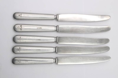 Auktion 364<br>5 Messer, Luftwaffe-Kantinenbesteck mit Hoheitsadler, Hersteller Wilhelm Jordan, Solingen, 1913,Griffe Aluminium, L-ca. 24 cm [1]