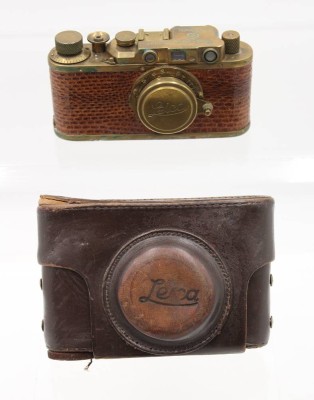Auktion 364<br>Leica-Nachbau, Hoheitszeichen und Luftwaffe bezeichnet, in Bereitschaftstasche, Funktion nicht geprüft, Alters-u. Gebrauchsspuren [1]