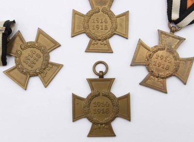 Auktion 364<br>4x Kriegsteilnehmerkreuz 1914-18, 3x am Band [1]
