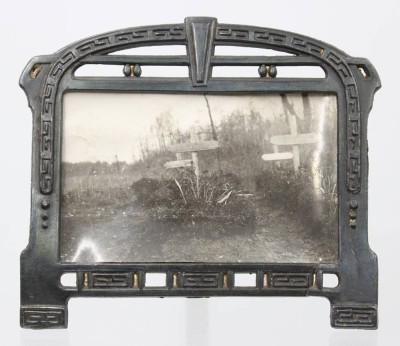Auktion 364<br>Holz-Tisch-Fotorahmen mit Deutschem Kreuz und Soldatenfoto,15x9 cm [1]