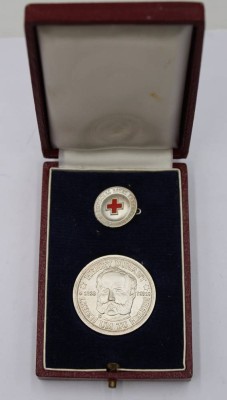 Auktion 366<br>Deutsches Rotes Kreuz Abzeichen und Medaille für besondere Verdienste-Rotes Kreuz Niedersachsen, im original Etui 6x9cm., Medaille und Rotkreuz Anstecker aus Silber 