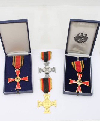Auktion 364<br>2x Bundes-Verdienstorden in orig. Etui und 2 x  Ehrenkreuz der Bundeswehr, 1x davon  in Gold [1]