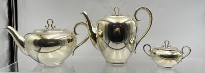 Auktion 364<br>Tee+Kaffeekanne und Sahnekännchen, Feinsilber-Auflage 1000/000, Löwenmarke, sehr guter Zustand, H-max. 18 cm [1]