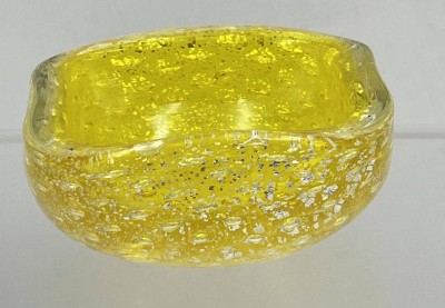Auktion 364<br>gelbe Schale mit Luftbläschen, wohl Murano, H-5 cm, 10,5x10,5 cm [1]