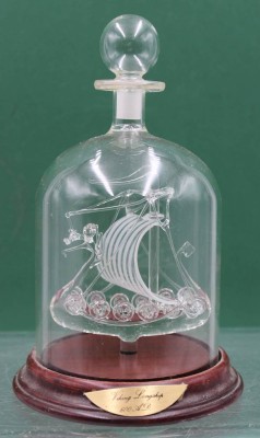 Auktion 364<br>Kunstglasmodell eines Wikinger Drachenbootes unter Sturz, ca. H-20cm [1]