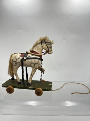 Auktion 364<br>Nachzieh-Holzpferd, bespi. & gebr. Erhaltung, fehl. Fuß, div. Risse, H- 23cm L-23cm [1]