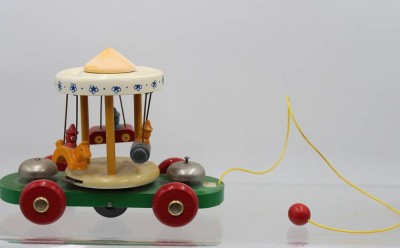Auktion 364<br>Nachzieh-Karussell, wohl Brio Schweden, H-16cm L-22cm [1]