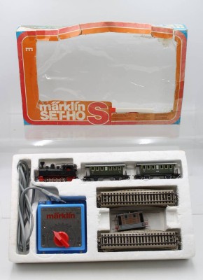 Auktion 364<br>Märklin-Set, H0, Lok mit 2 Waggons, einigen Schienen und Trafo, nicht komplett, orig.Karton (beschädigt) [1]