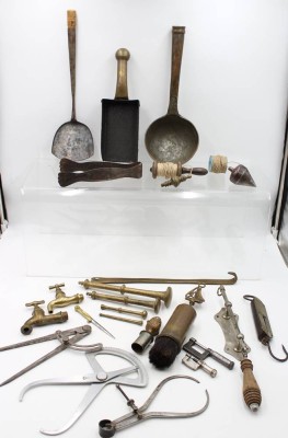 Auktion 364<br>Metall-Konvolut, u.a. Zirkel, Stössel, Senklote, etc., meist älter [1]