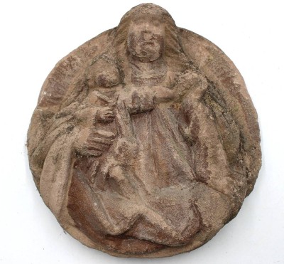 Auktion 364<br>frühes Wandrelief, Maria mit Kind, wohl 17. Jhd., Altersspuren, ca. D-35cm [1]