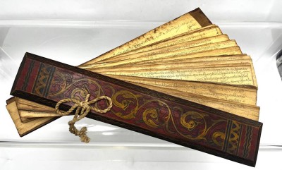 Auktion 364<br>Buddhistisches Palmblatt-Manuskript, Thailand 19. Jh. ?, Deckblätter aus bemalten Holz, 35x6,5 cm [1]