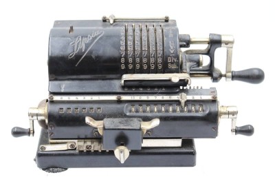Auktion 364<br>alte Rechenmaschine, Lipsia, Alters.u. Gebrauchsspuren, Funktion nicht geprüft, ca. H-11cm B-24,5cm [1]