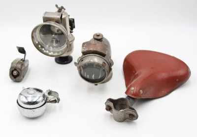 Auktion 364<br>Konvolut alte Fahrradtechnik, Sattel, 2x Lampen, Klingel sowie anbei Dynamotaschenlampe [1]
