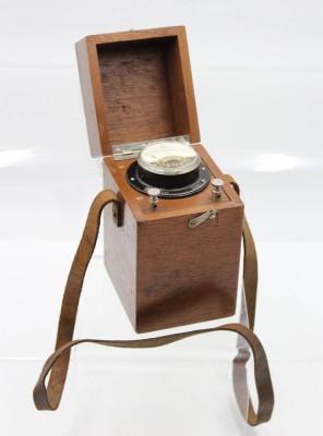 Auktion 364<br>altes Amperemeter, Holzkasten, älter, ca. H-17cm [1]