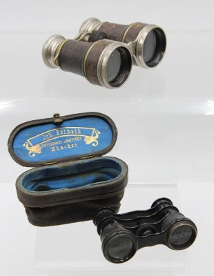 Auktion 364<br>altes Opernglas in Leder-Etui, München, anbei kl. altes Fernglas dieses Beschädigt (Mittelsteg fehlt) [1]