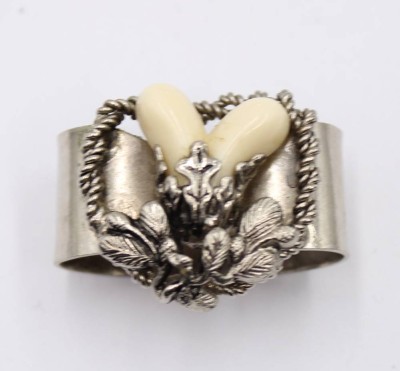 Auktion 364<br>Schalhalter mit Grandeln, Metall, ca. B-3cm [1]