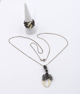 Auktion 364<br>2 Teile jagdl. Schmuck, 925er Silber-Ring und 835er Kette mit 925er Anhänger, RG 56, Kette L-50cm Anh. 4cm, bei Rin ein Zahn beschädigt [1]