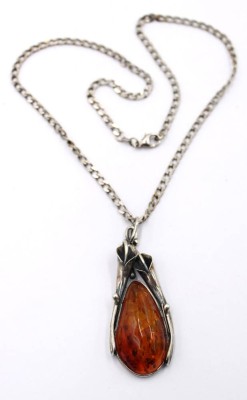Auktion 364<br>schöner Bernsteinanhänger in 925er Silberfassung an 925er Kette, 20,6gr.,  L-45cm , Anh. L-6,5cm [1]