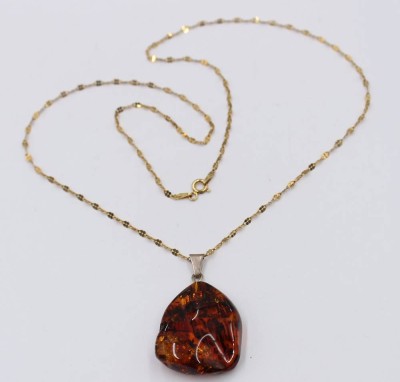 Auktion 364<br>Bernsteinanhänger an vergoldeter 925er Kette, zus. ca. 8,1gr., L-60cm Anh. L-4,8cm [1]