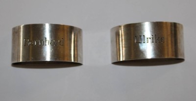 Auktion 364<br>2x Serviettenringe, 925er Silber, je mit Namensgravur, zus. 58,1gr., B-2,5cm [1]