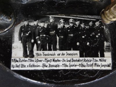 Auktion 364<br>Gedenkstein aus Kohle für Verband deutscher Soldaten mit 2 Fotos sowie Bergmann Figur  aus Bronze? und Werkzeug, H-20 cm, B-24 cm [1]