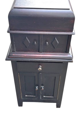 Auktion 364<br>Grammophon mit Schrank, einigen Schellackplatten, Werk defekt [1]