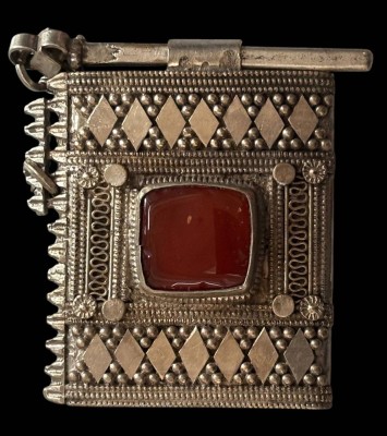 Auktion 364<br>antikes Utensilo?? Koran-Box oder ähnliches, wohl arabisch/Beduinen, Silber geprüft, mittig mit Karneol, 94,3 gr., ca. 7x6  cm, Yemen-Oman? [1]