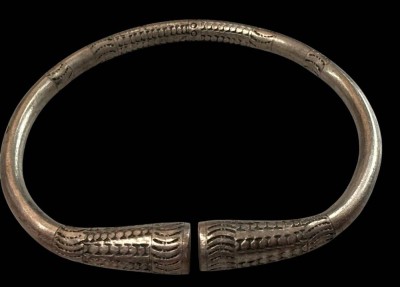 Auktion 364<br>antiker afrikanischer Armreif, Metalll versilbert?, ca. 6x7 cm [1]