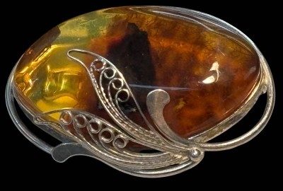 Auktion 364<br>Silber-Brosche mit Bernstein, 5x3,5 cm, 14,5 gr [1]