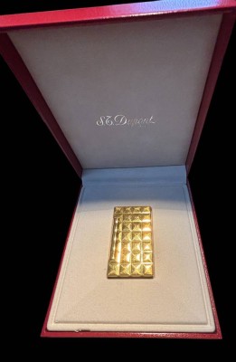 Auktion 364<br>ST Dupont Paris - Vergoldetes Feuerzeug Ligne 2 in orig. Kasten, mit Tasche und Papiere. Es ist bekannt für sein unverwechselbares 