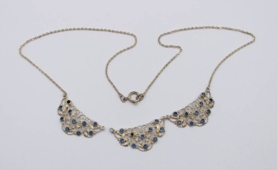 Auktion 364<br>835er Silber-Collier, blaue Steine (1x fehlt), ein Verbindungsring lose, ca. 7,3gr., L-45cm [1]