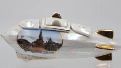 Auktion 364<br>Porzellan-Menagen in Zeppelinform, Ansicht Demin, älter, lüstrierend, ca. H-6,8cm L-17cm [1]