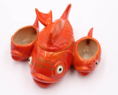 Auktion 364<br>3passige figürl. Menage, Fischform, beschriftete 