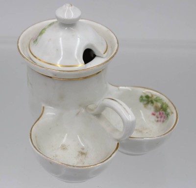 Auktion 364<br>3passige Menage, älter, ungemarkt, florales Dekor, ca. H-8,8cm B-10,5cm [1]