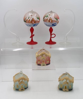 Auktion 364<br>7 Teile Weihnachtsdekoration in Lauscher-Art, 2x Stand-Leuchter (1x beschädigt), 2x Stand für Weihnachtskugeln, 3x kl. Häuschen (1x Beschädigt), Halter ca. H-26cm [1]