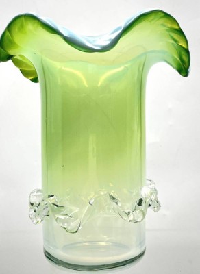 Auktion 364<br>gr. Kunstglas-Vase, grün/klar, H-18 cm, oben D-15 cm [1]